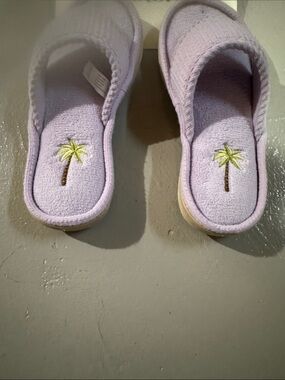 isotoner Lilac Women’s  Slip-On Slippers with Embroidered Palm Trees